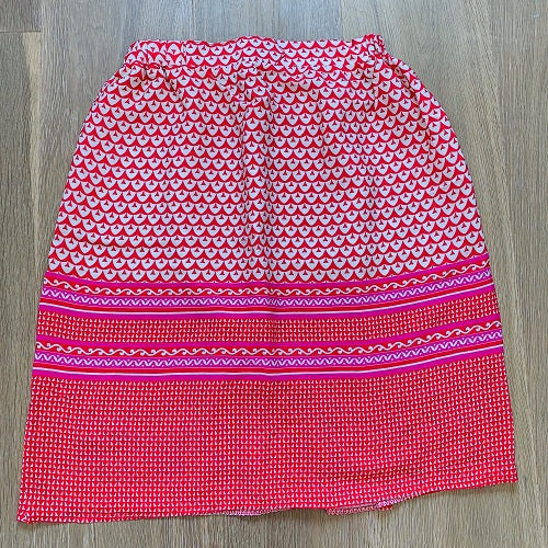 חצאית עם הדפס בגווני אדום וורוד