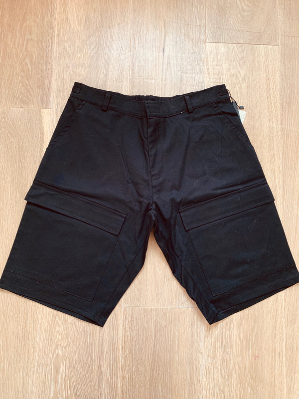 מכנסיים קצרים צבע שחור עם כיסים