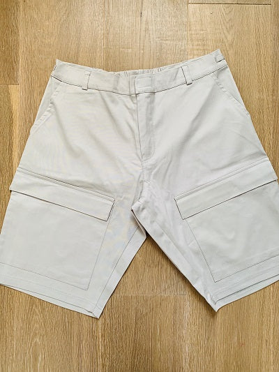 מכנסיים קצרים צבע אפור עם כיסים