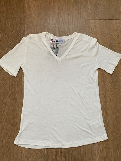 חולצת טישירט לבנה, צווארון טי כפתורים מגנטיים בקו בצוואר