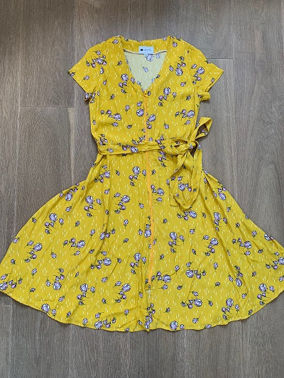 שמלה צבע צהוב עם הדפס פרחוני, רוכסן קדמי